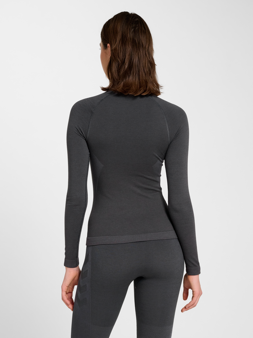 hmlCLEA SEAMLESS TIGHT T-SHIRT L/S, EBONY, model