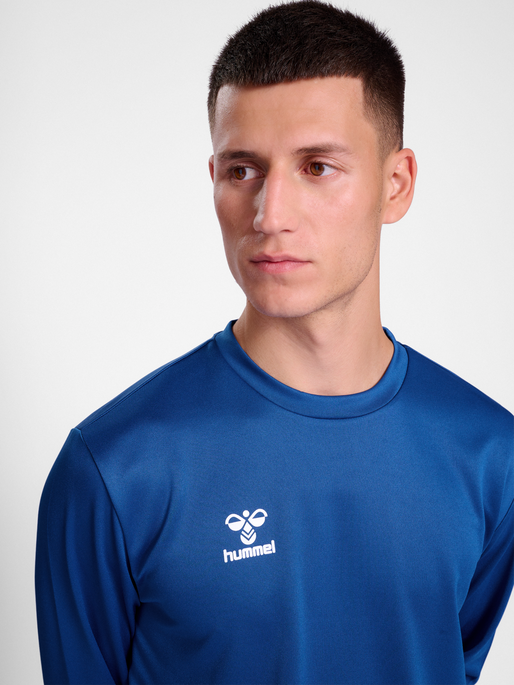 hmlESSENTIAL SWEATSHIRT, TRUE BLUE, model