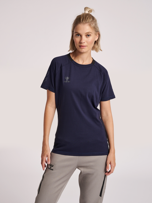 hmlCIMA XK T-SHIRT S/S WOMAN, MARINE, model