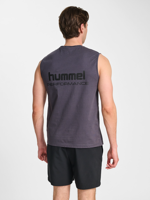 hmlHIIT MUSCLE TANK TOP, EBONY, model