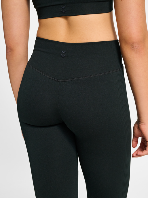 hmlHIIT SEAMLESS FLARE TIGHTS, BLACK, model