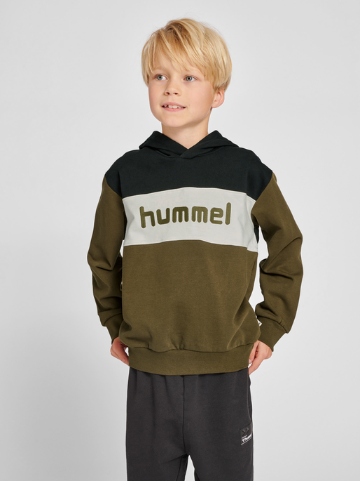 hmlMORTEN HOODIE, DARK OLIVE, model