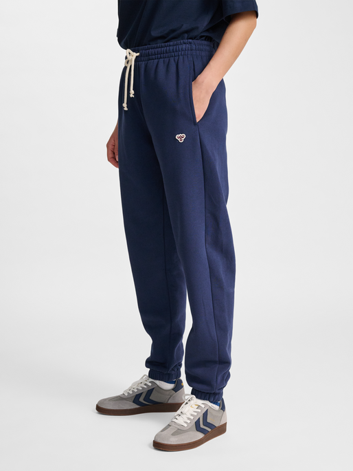 hmlLOOSE SWEATPANT BEE, DRESS BLUES, model