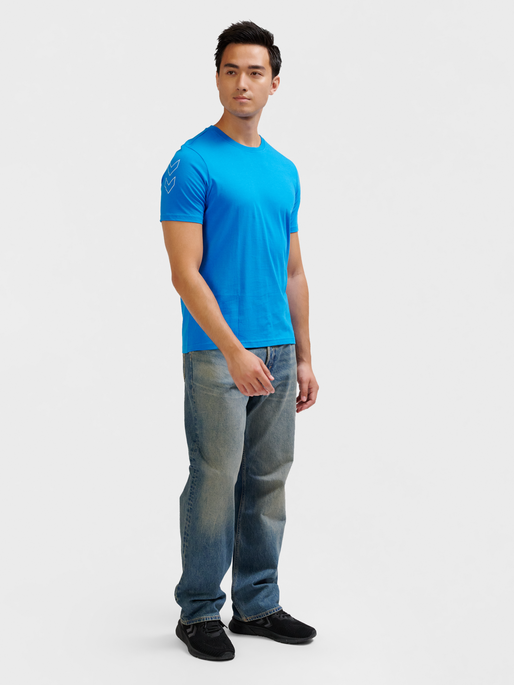 hmlELEMENTAL CHEVRON COTTON TEE, INDIGO BUNTING, model