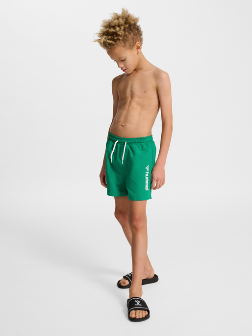 hmlBONDI BOARD SHORTS, PEPPER GREEN, model