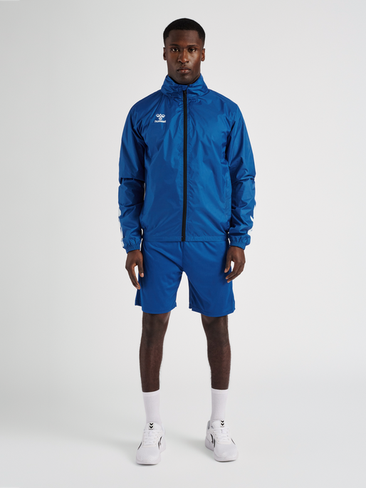 hmlCORE XK SPRAY JACKET, TRUE BLUE, model