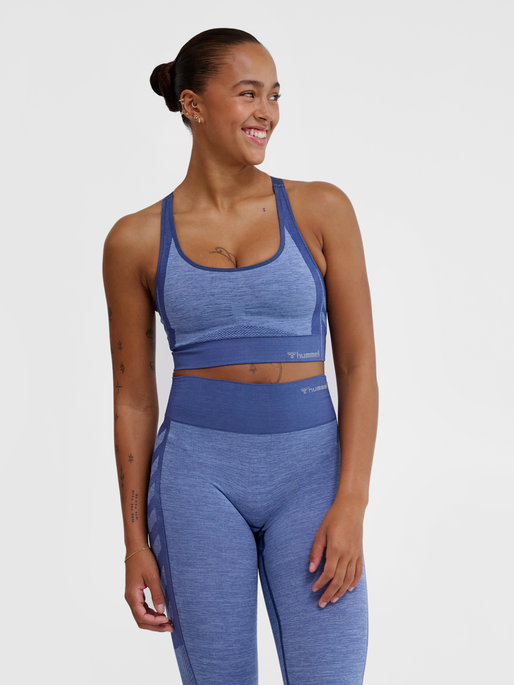 hmlMT SHINE SEAMLESS SPORTS BRA, BLUE INDIGO MELANGE, model
