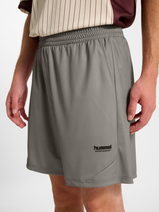 hmlLOOSE POLY SHORTS TOPSCORER, ROCK RIDGE, model