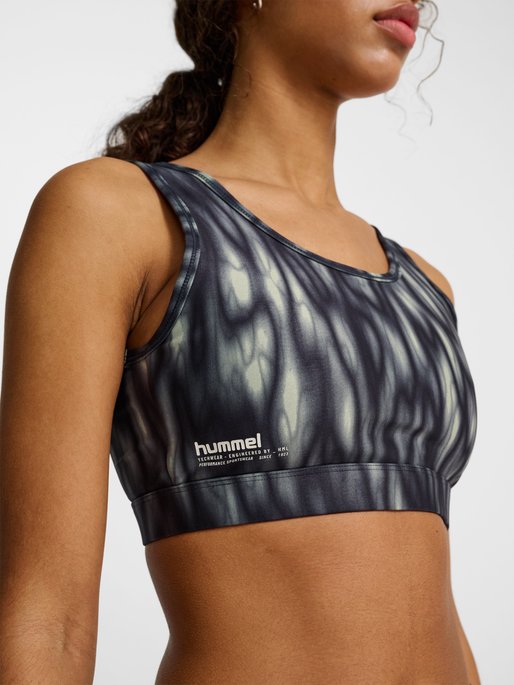 hmlHIIT AOP INTENSITY BRA, SEAGRASS, model