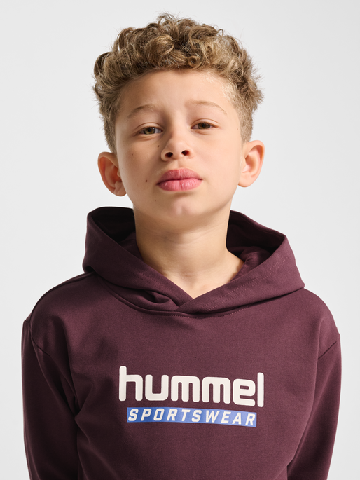 hmlJR LOGO HOODIE, VINEYARD WINE, model