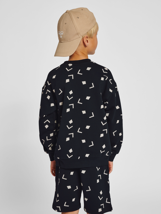 hmlELIJAH SWEATSHIRT, 2001, model