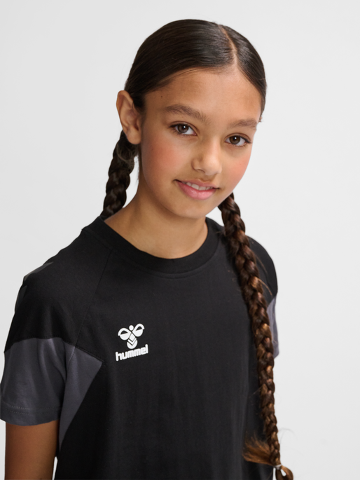 hmlTRAVEL T-SHIRT S/S KIDS, BLACK, model