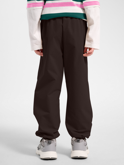 hmlJR JUMP BOXY ELASTIC SWEATPANTS, CHOCOLATE TORTE, model