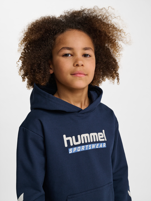 hmlJR LOGO HOODIE, DRESS BLUES, model