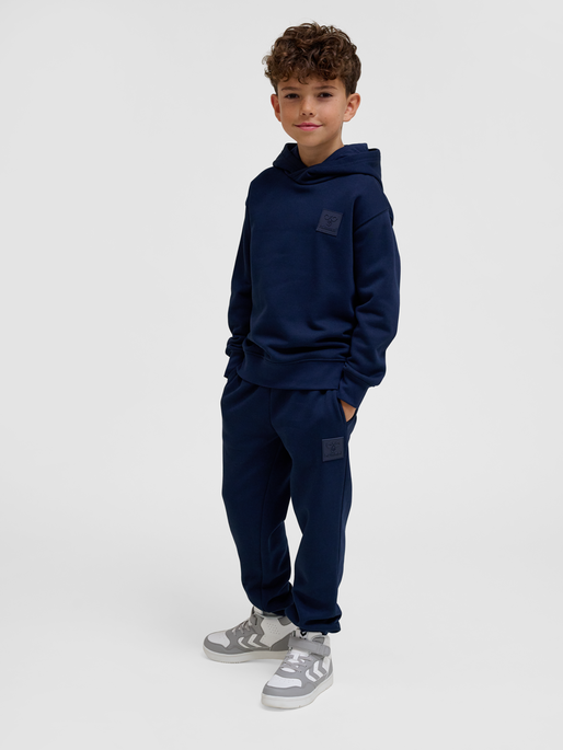 hmlCLEAN HOODIE, BLACK IRIS, model