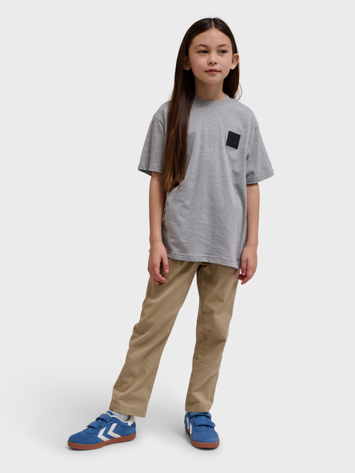 hmlCLEAN T-SHIRT S/S, GREY MELANGE, model