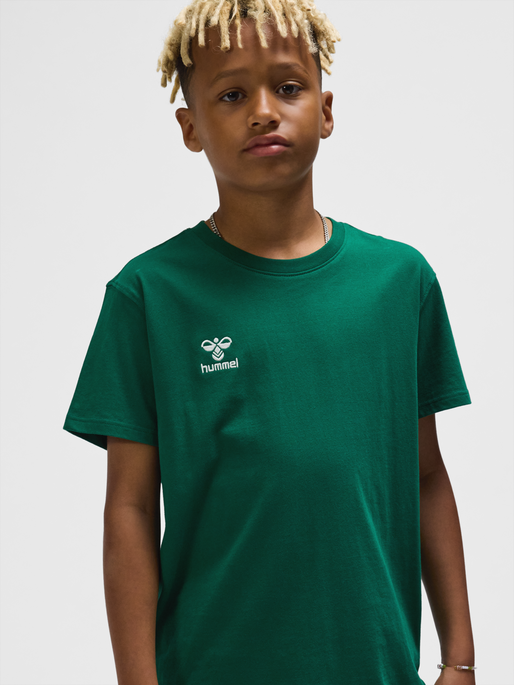 hmlGO 2.0 T-SHIRT S/S KIDS, EVERGREEN, model