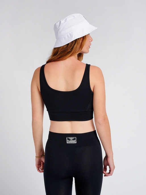 hmlHEROINE SEAMLESS CROPPED TOP, 2001, model