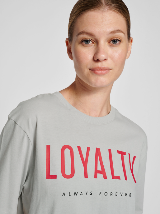 hmlLGC LOYALTY T-SHIRT, HARBOR MIST, model