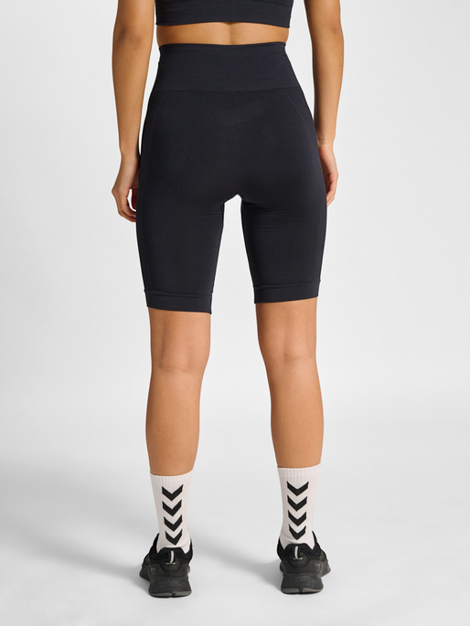 hmlTIF SEAMLESS CYLING SHORTS, BLACK, model