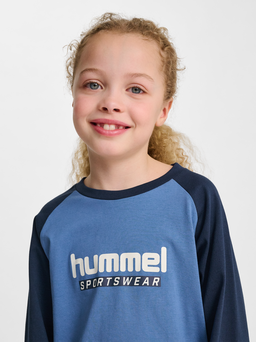 hmlJR LOGO T-SHIRT L/S, DUTCH BLUE, model