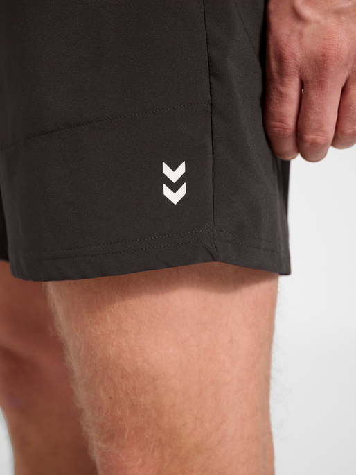 hmlPULSE WORKOUT SHORTS, AFTER DARK, model