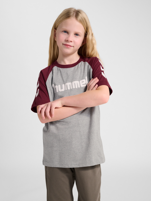 hmlJR LOGO T-SHIRT S/S, CHOCOLATE TRUFFLE, model