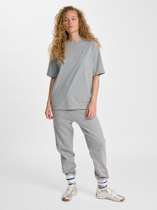 hmlLOOSE T-SHIRT BEE S/S, GREY MELANGE, model