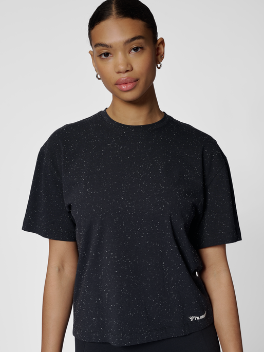 hmlMT ULTRA BOXY SHORT T-SHIRT, BLACK MELANGE, model