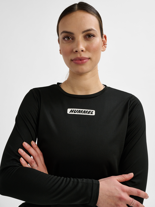 hmlTE TOLA T-SHIRT LS, BLACK, model