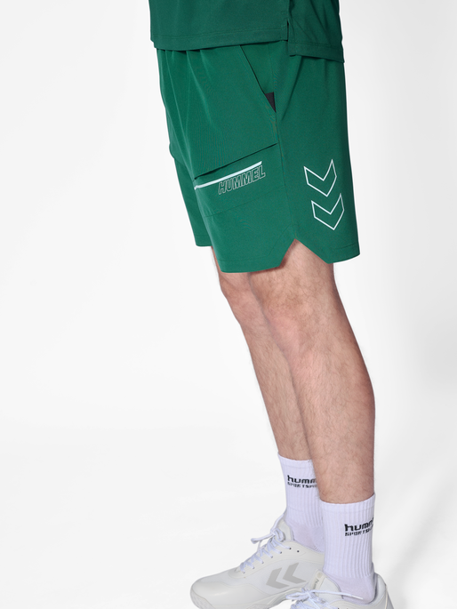 hmlCOURT POCKET SHORTS, RAIN FOREST, model