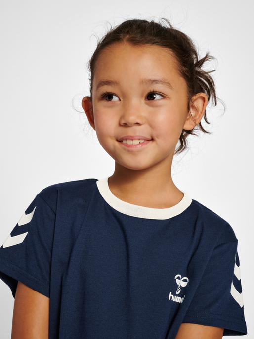 hmlMILLE T-SHIRT DRESS S/S, BLACK IRIS, model