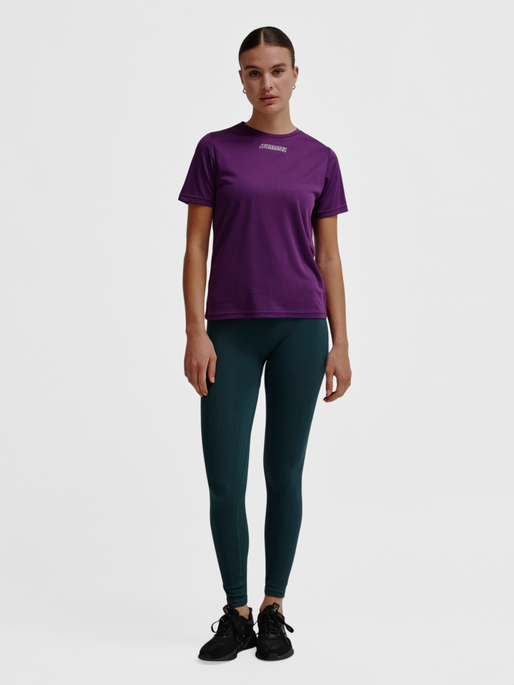 hmlTE TOLA T-SHIRT, IMPERIAL PURPLE, model