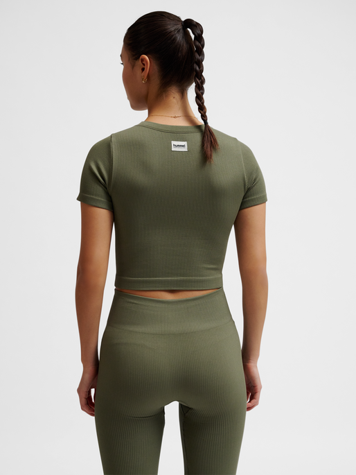 hmlPULSE SEAMLESS RIB W T-SHIRT S/S, DUSTY OLIVE, model
