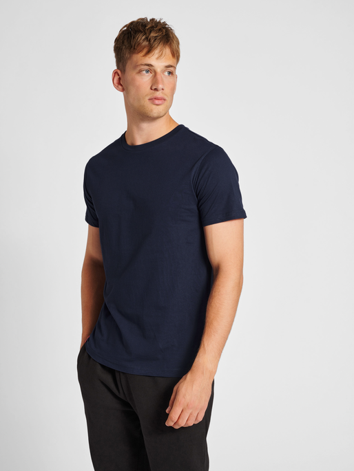 hmlRED BASIC T-SHIRT S/S, MARINE, model