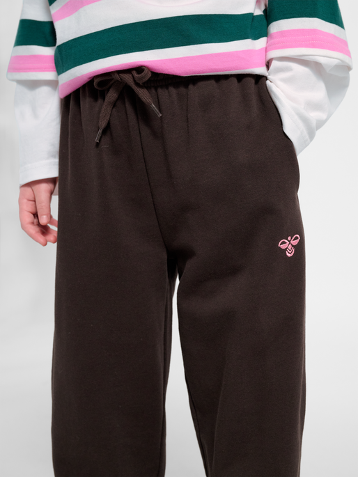 hmlJR JUMP BOXY ELASTIC SWEATPANTS, CHOCOLATE TORTE, model