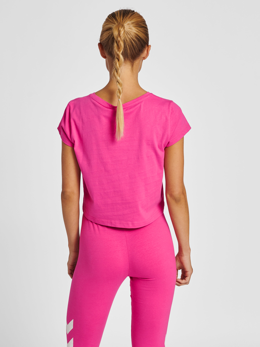 hmlLEGACY WOMAN CROPPED T-SHIRT, RASPBERRY ROSE, model