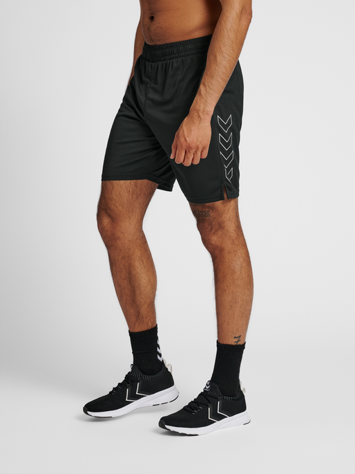 hmlTE TIHALT SHORTS, BLACK, model