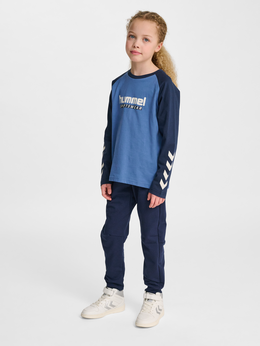 hmlJR LOGO T-SHIRT L/S, DUTCH BLUE, model