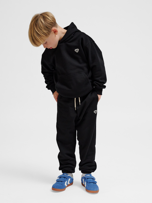 hmlJR LOOSE SWEATPANTS BEE, BLACK, model