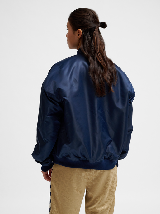 hmlBASEBALL JACKET BEE, DRESS BLUES, model