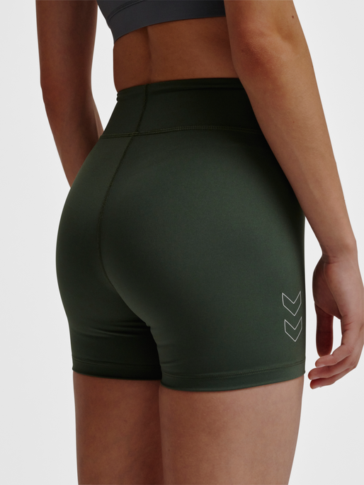 hmlTE FUNDAMENTAL MW TIGHT SHORTS, CLIMBING IVY, model