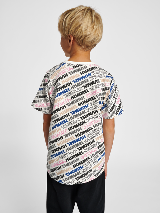 hmlCALEB T-SHIRT S/S, MARSHMALLOW, model