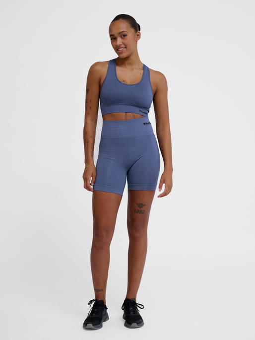 hmlTIF SEAMLESS SPORTS TOP, BLUE INDIGO, model