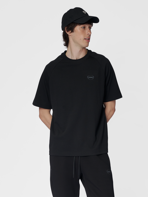 hmlTECH LOOSE TEE, BLACK, model
