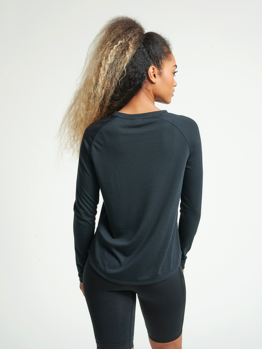 hmlVANJA T-SHIRT L/S, BLACK, model