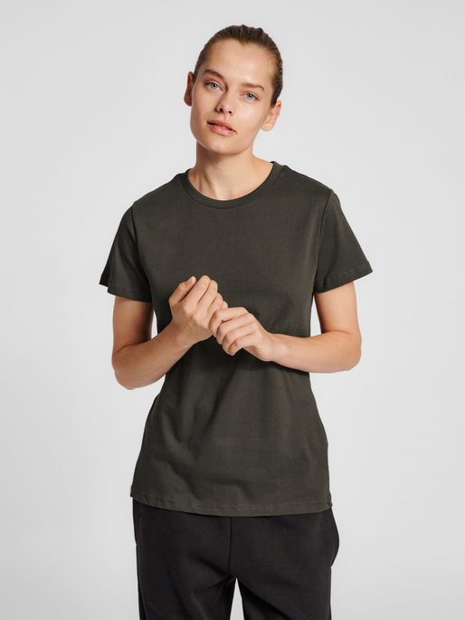 hmlRED HEAVY T-SHIRT S/S WOMAN, RAVEN, model