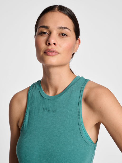 hmlMT VANJA TOP, NORTH ATLANTIC, model