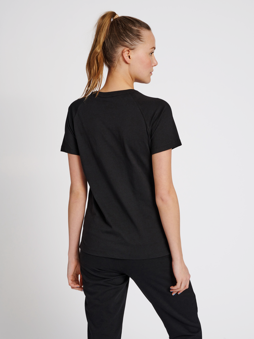 hmlNONI 2.0 T-SHIRT, BLACK, model