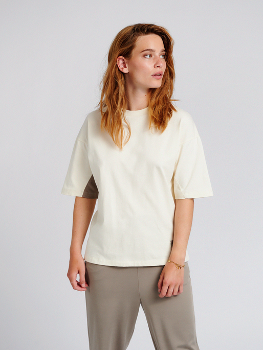 hmlROOFTOP T-SHIRT, 9022, model